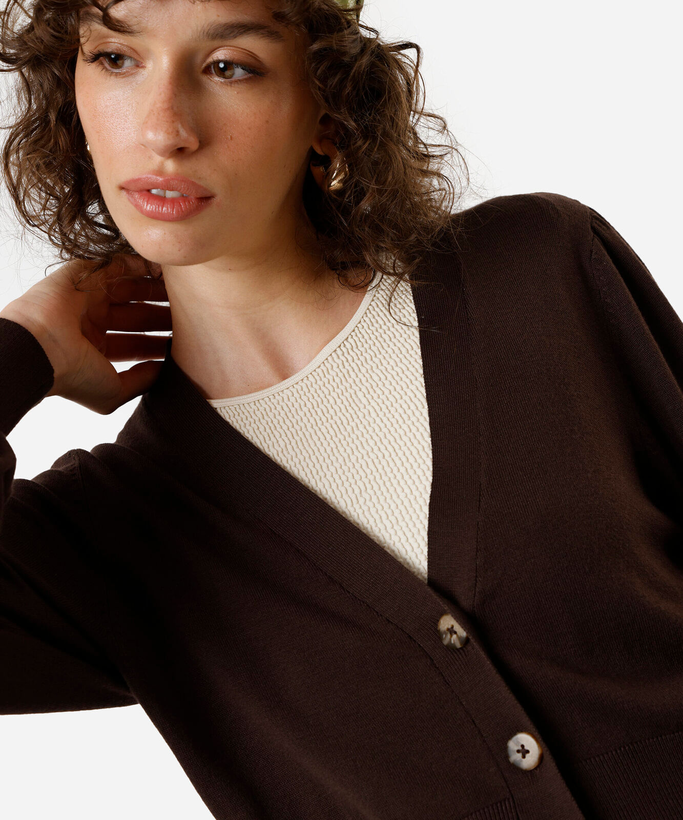 cardigan cropped feminino de tricot marrom