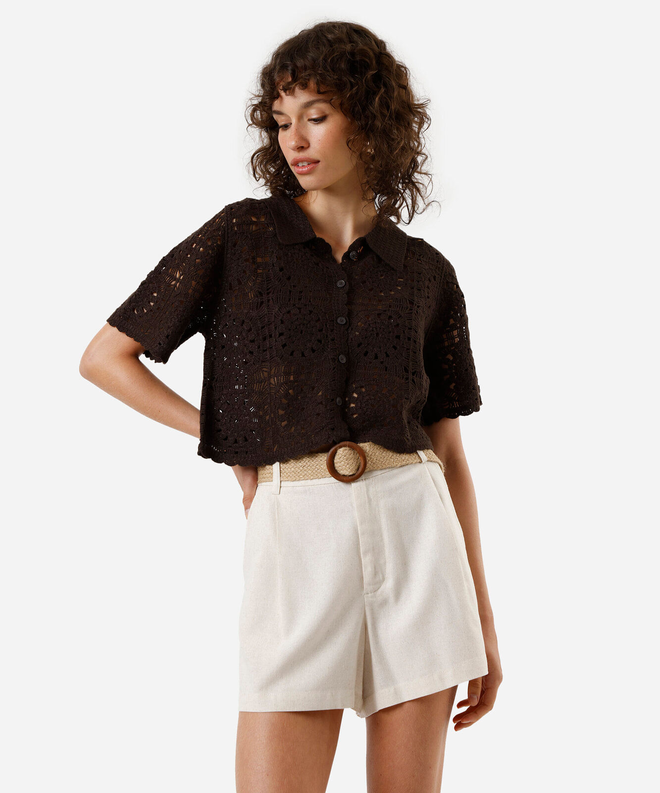 short de alfaiataria feminino com linho e cinto bege