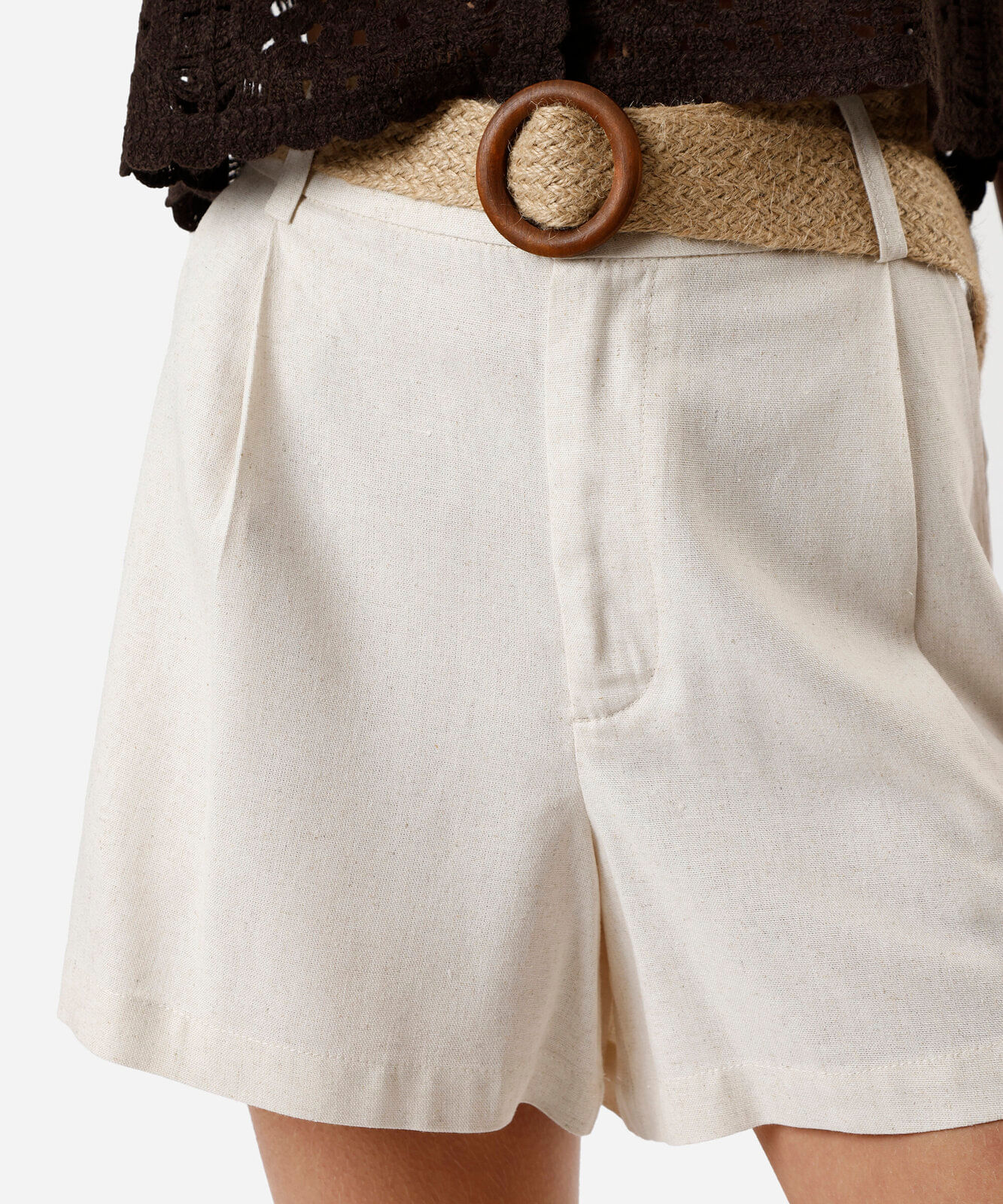 short de alfaiataria feminino com linho e cinto bege
