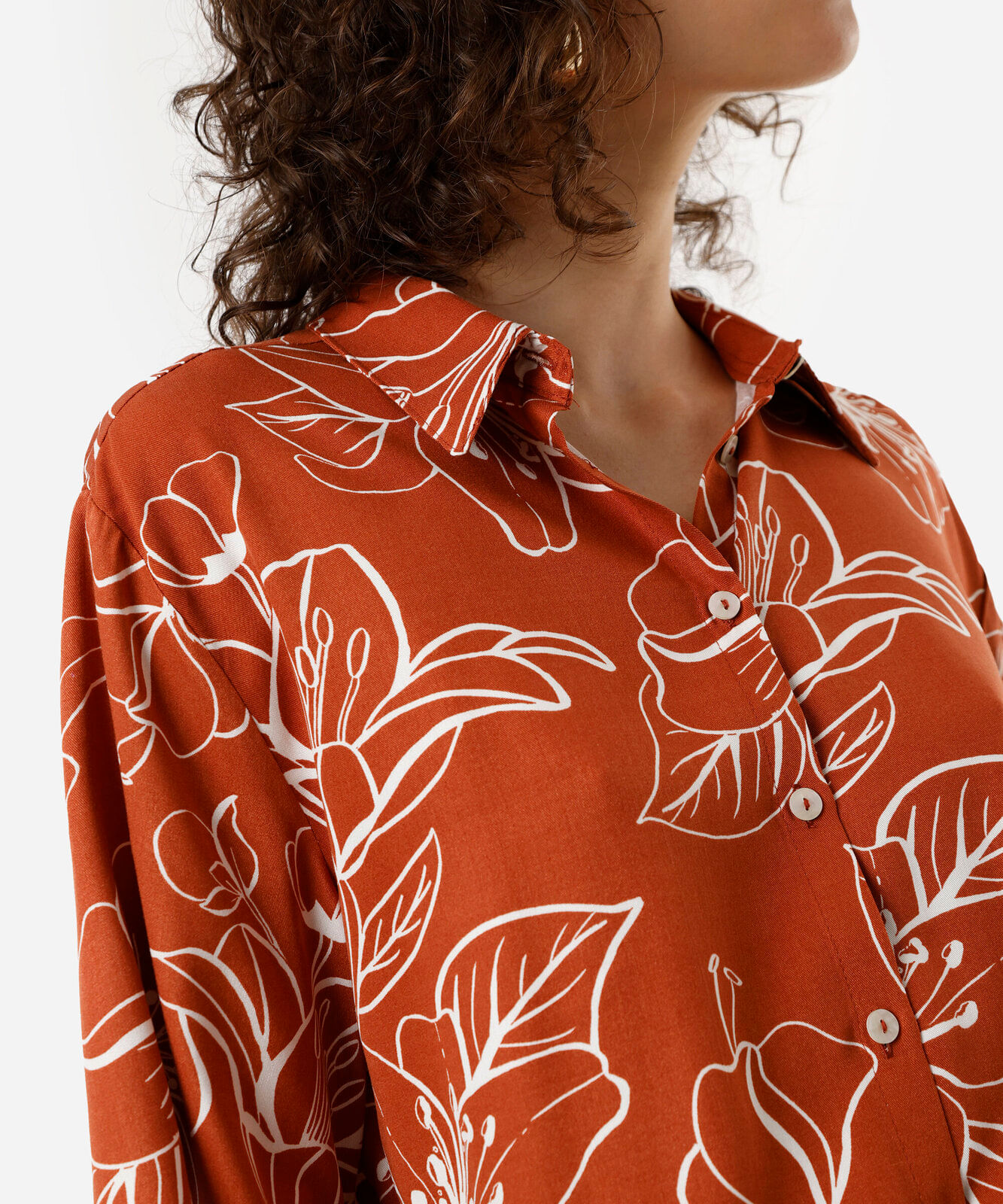 camisa feminina de viscose manga curta floral marrom