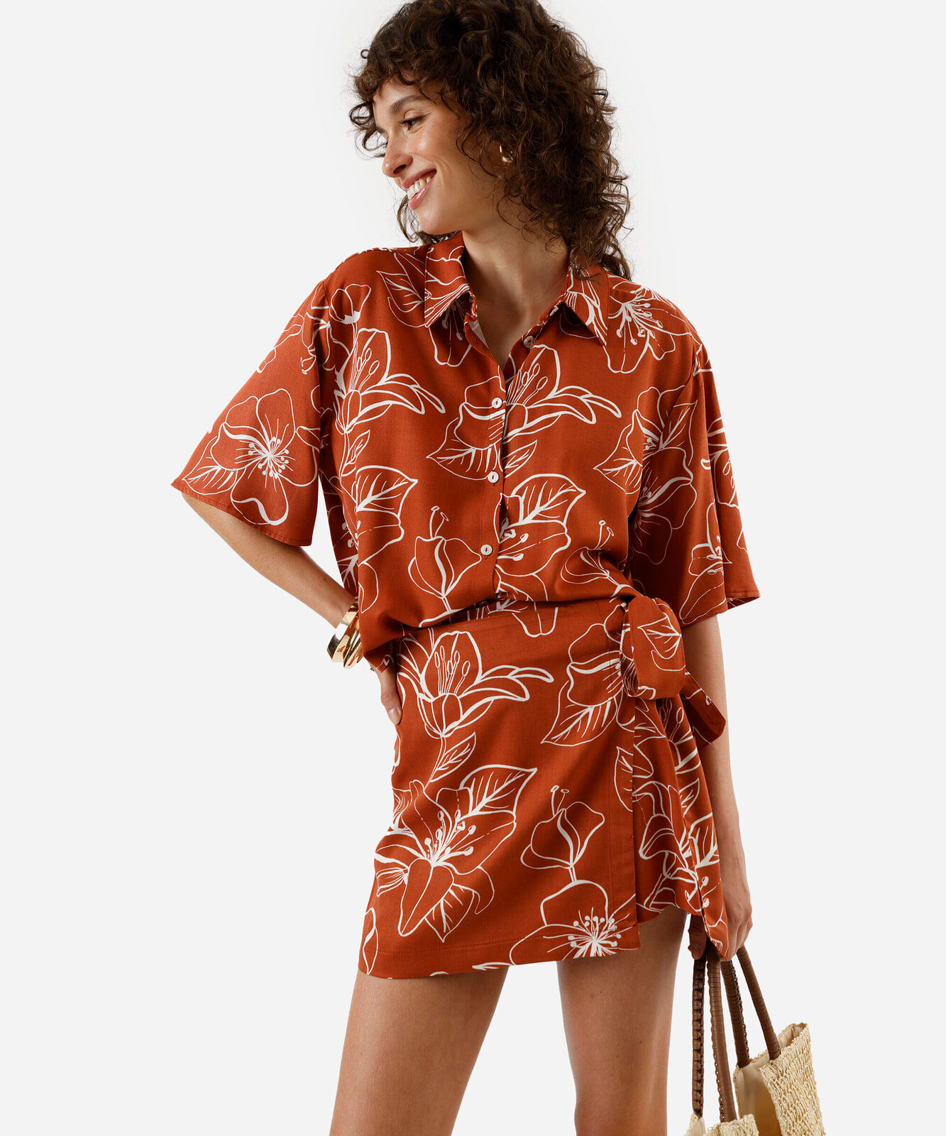 camisa feminina de viscose manga curta floral marrom