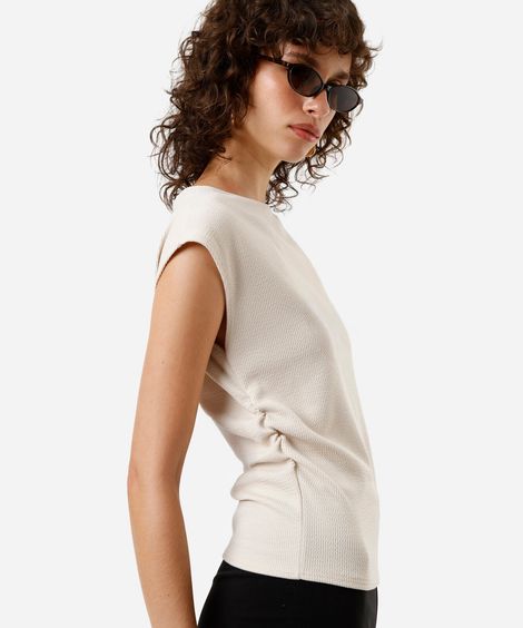 blusa feminina texturizada com pregas laterais bege