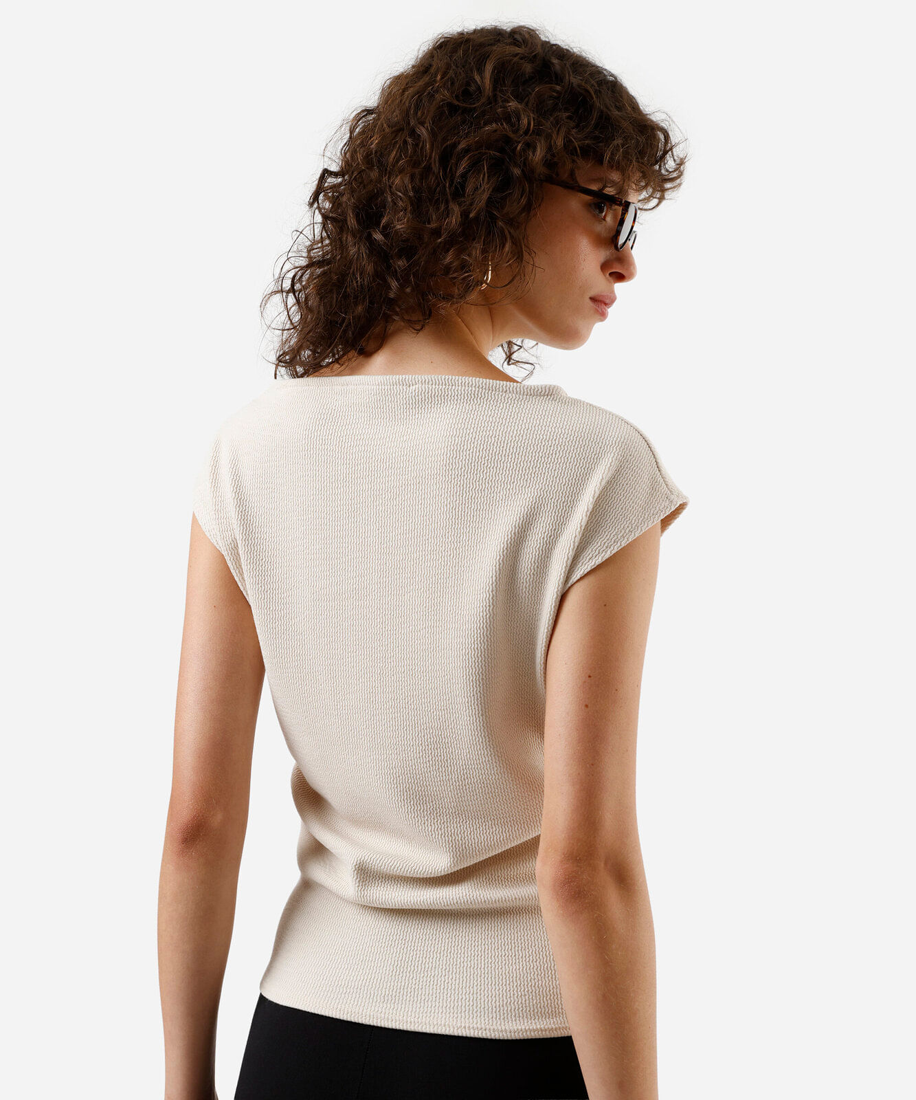 blusa feminina texturizada com pregas laterais bege