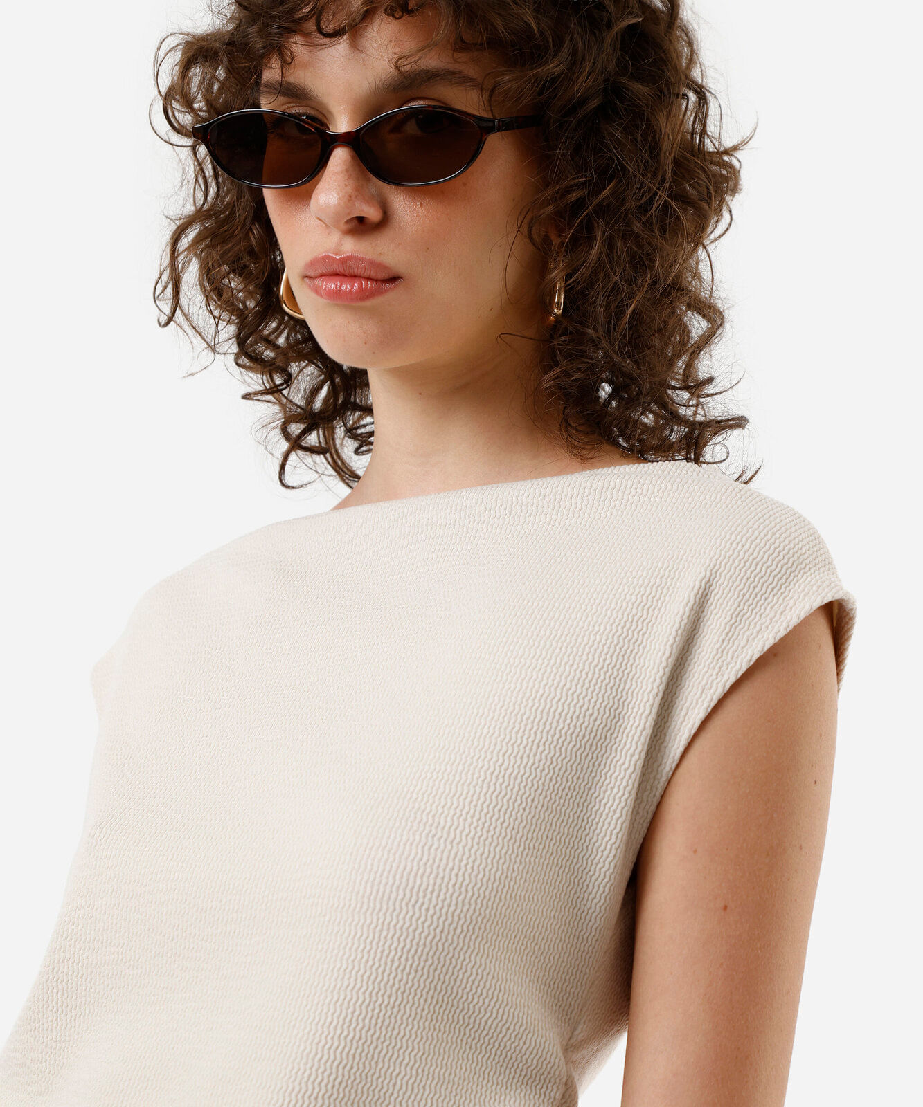 blusa feminina texturizada com pregas laterais bege