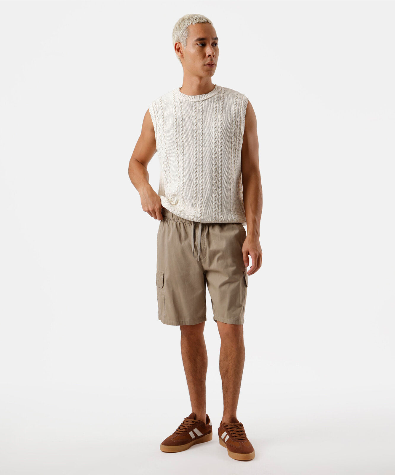 bermuda jogger masculina com bolso cargo marrom