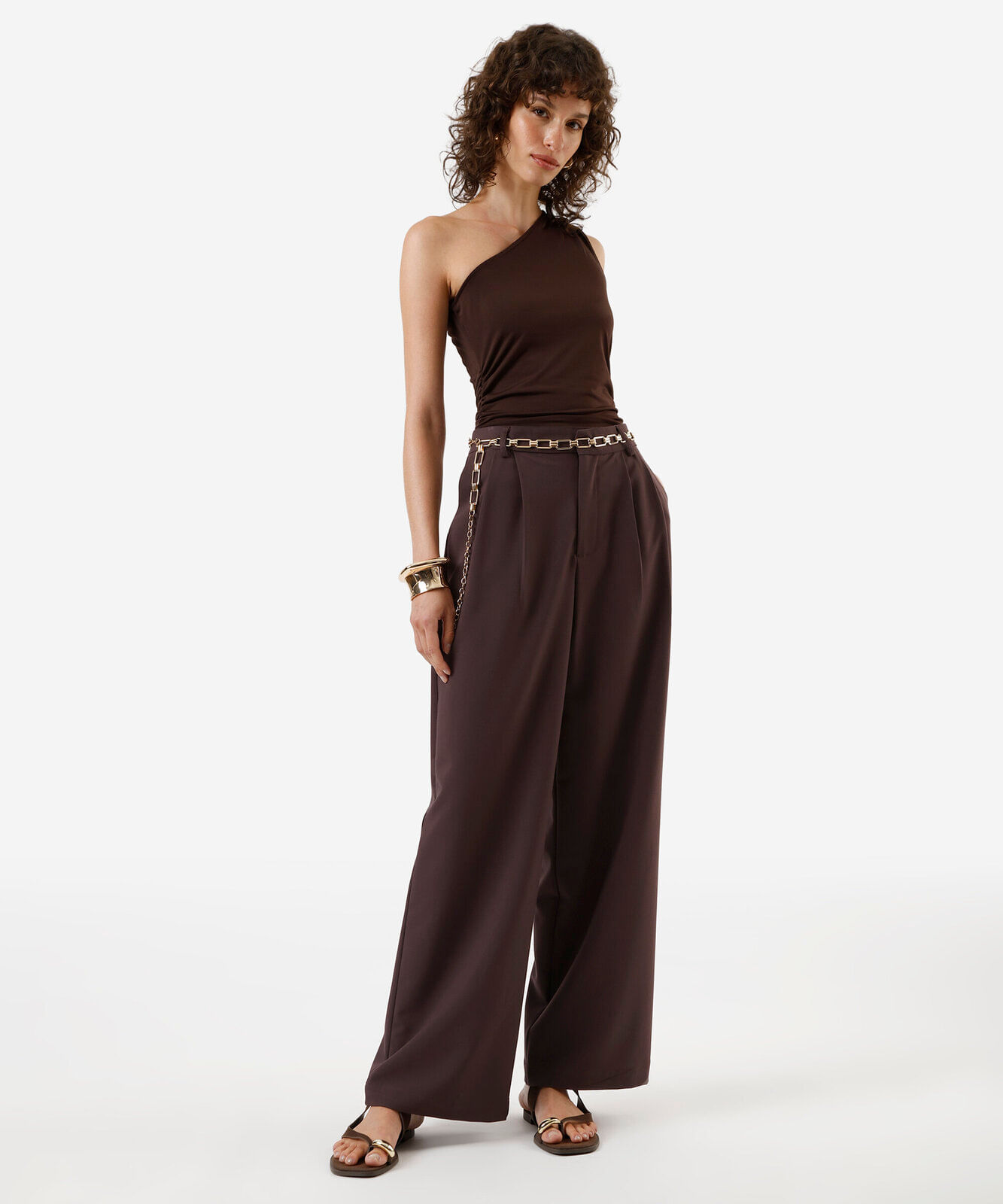 blusa ombro único feminina franzida marrom