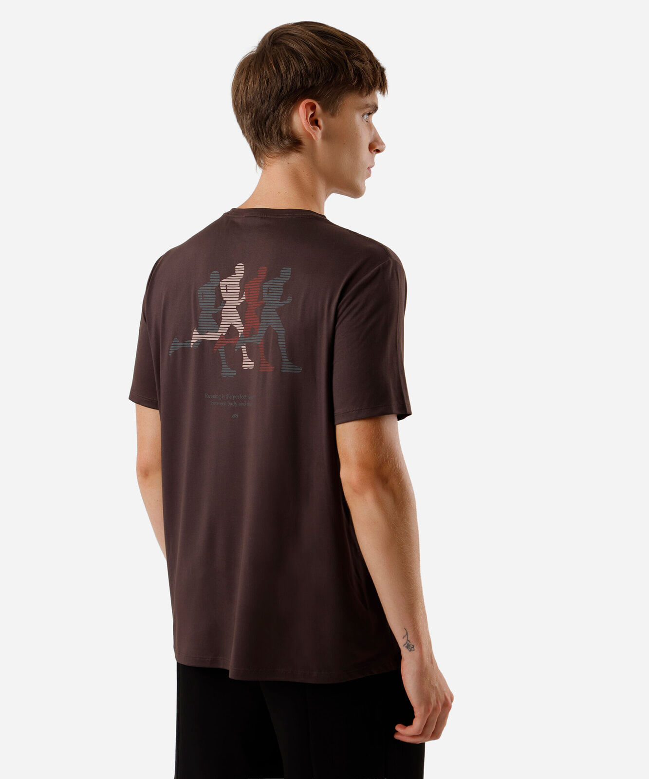 camiseta esportiva masculina estampada marrom