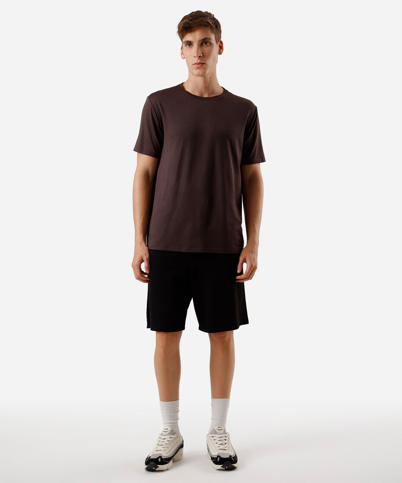 camiseta esportiva masculina estampada marrom