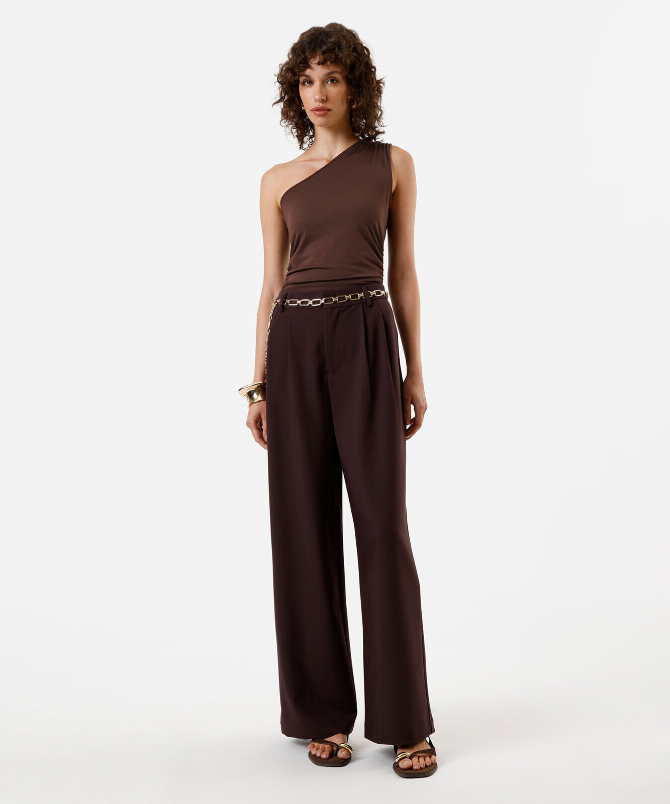 calça de alfaiataria feminina com pregas marrom