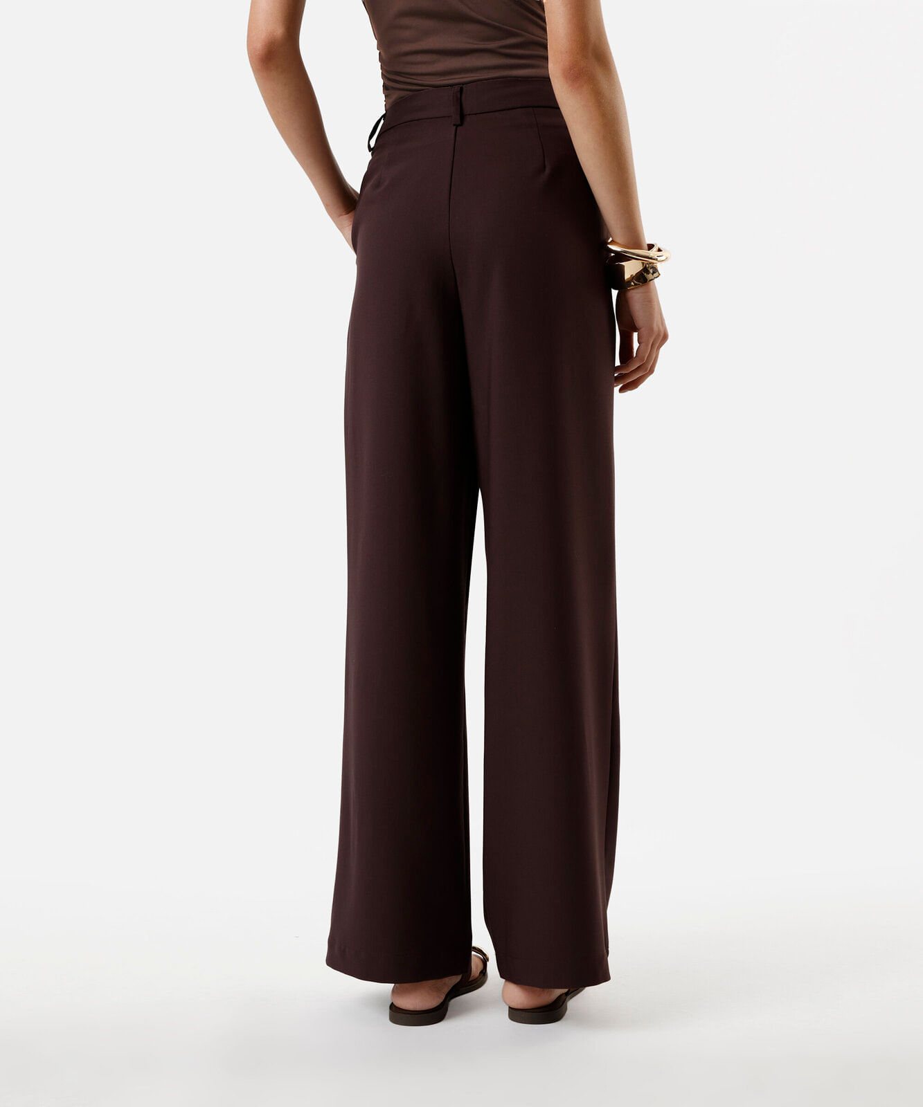 calça de alfaiataria feminina com pregas marrom