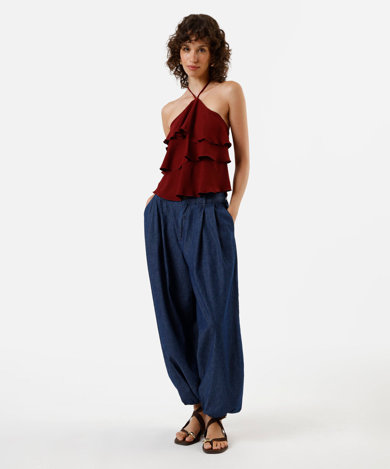 blusa halterneck feminina com babados texturizada vinho