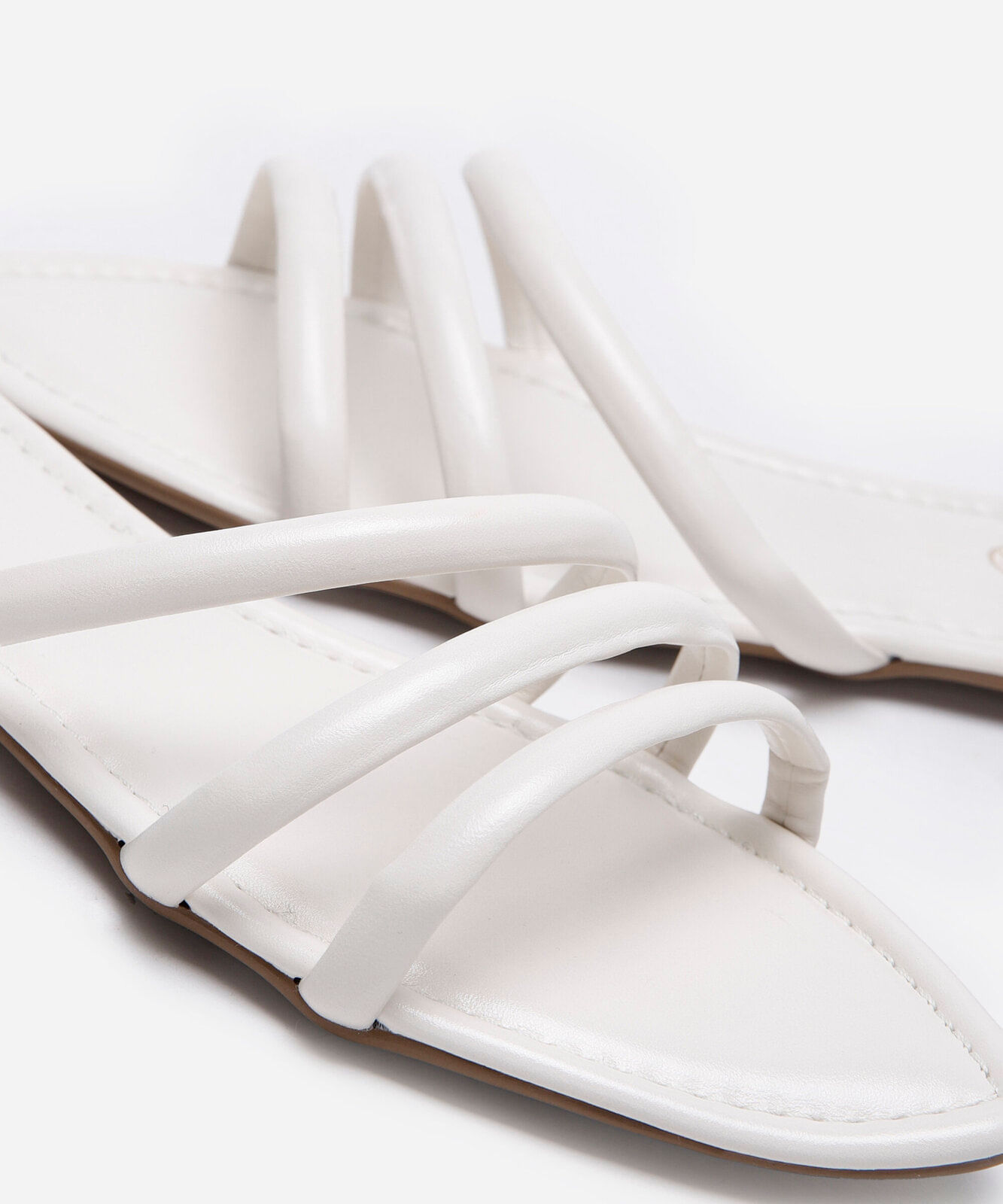 rasteirinha bico fino via uno off white