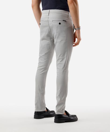calça chino carrot de alfaiataria masculina cinza