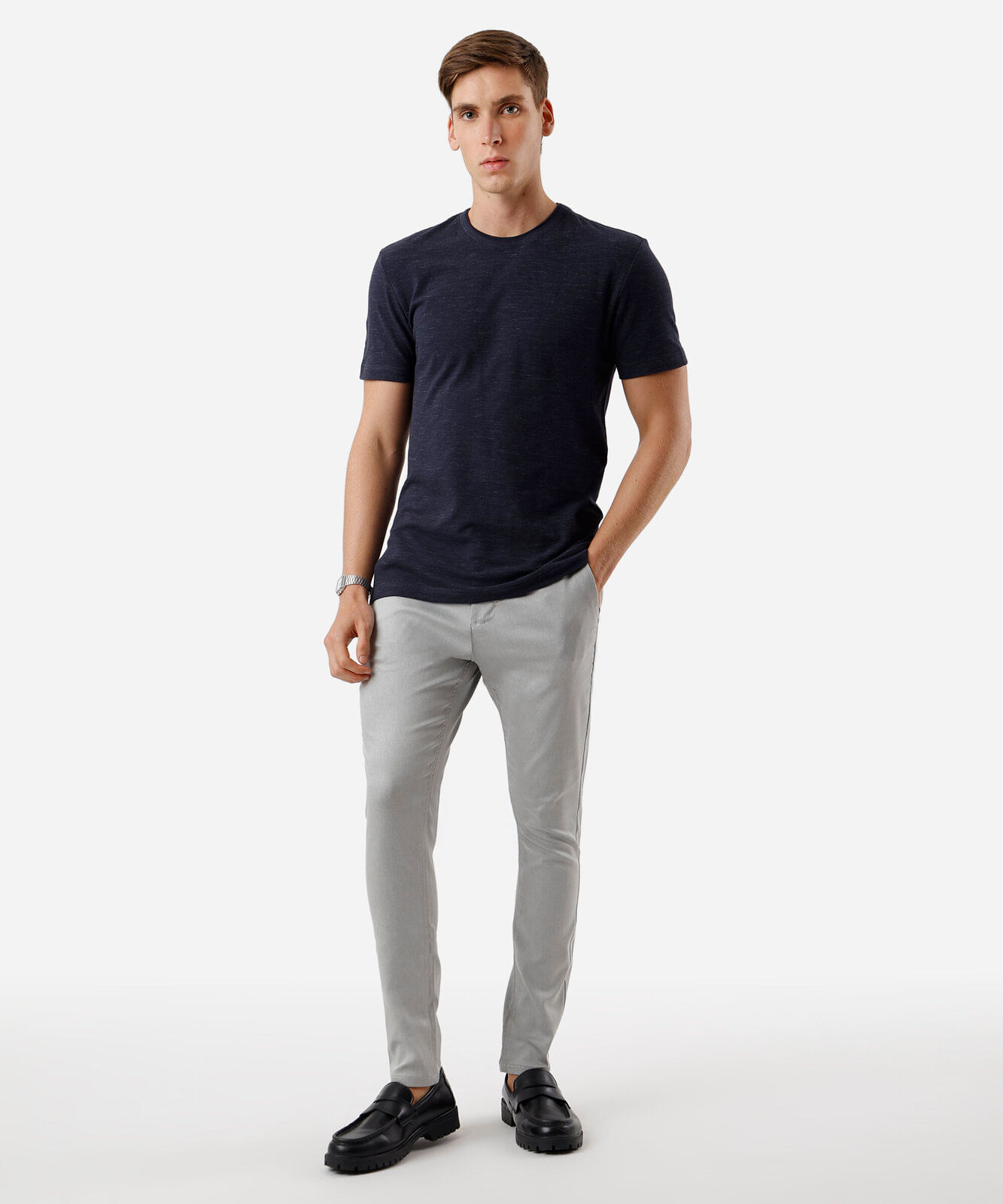 calça chino carrot de alfaiataria masculina cinza