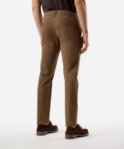 calça chino slim de sarja com elastano masculina marrom