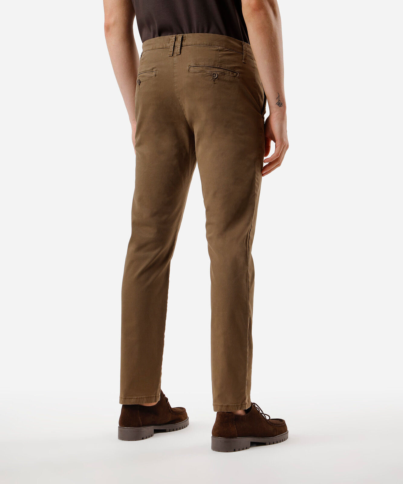 calça chino slim de sarja com elastano masculina marrom