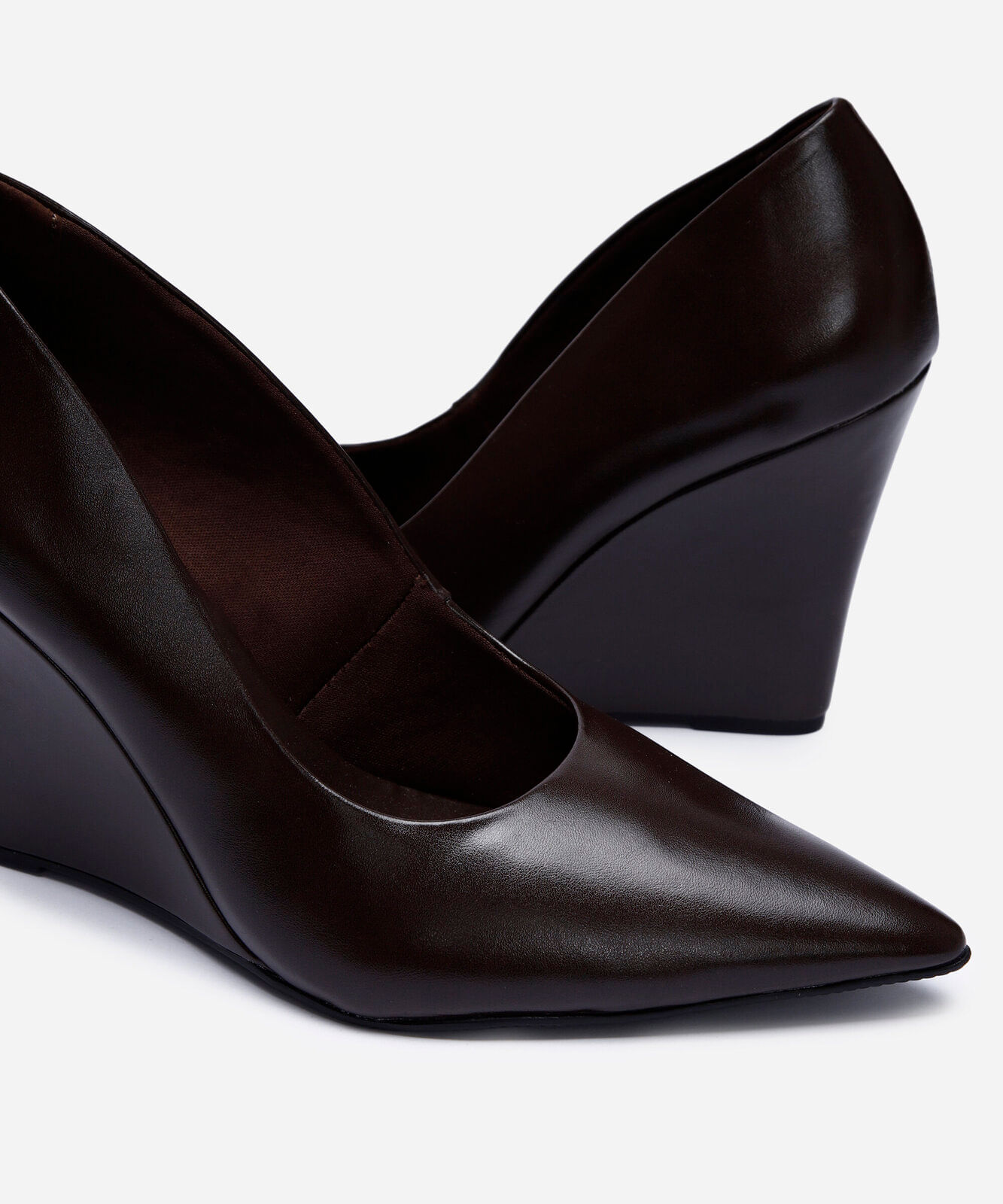 scarpin bico fino anabela oneself marrom
