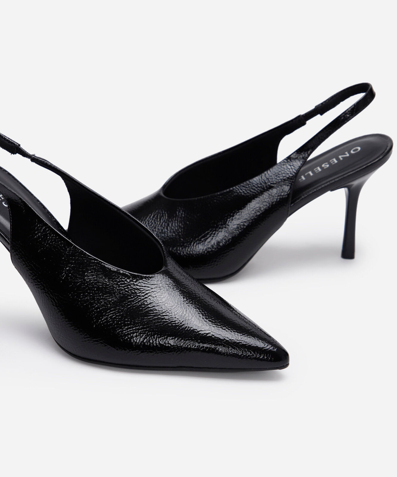 scarpin bico fino salto alto oneself preto