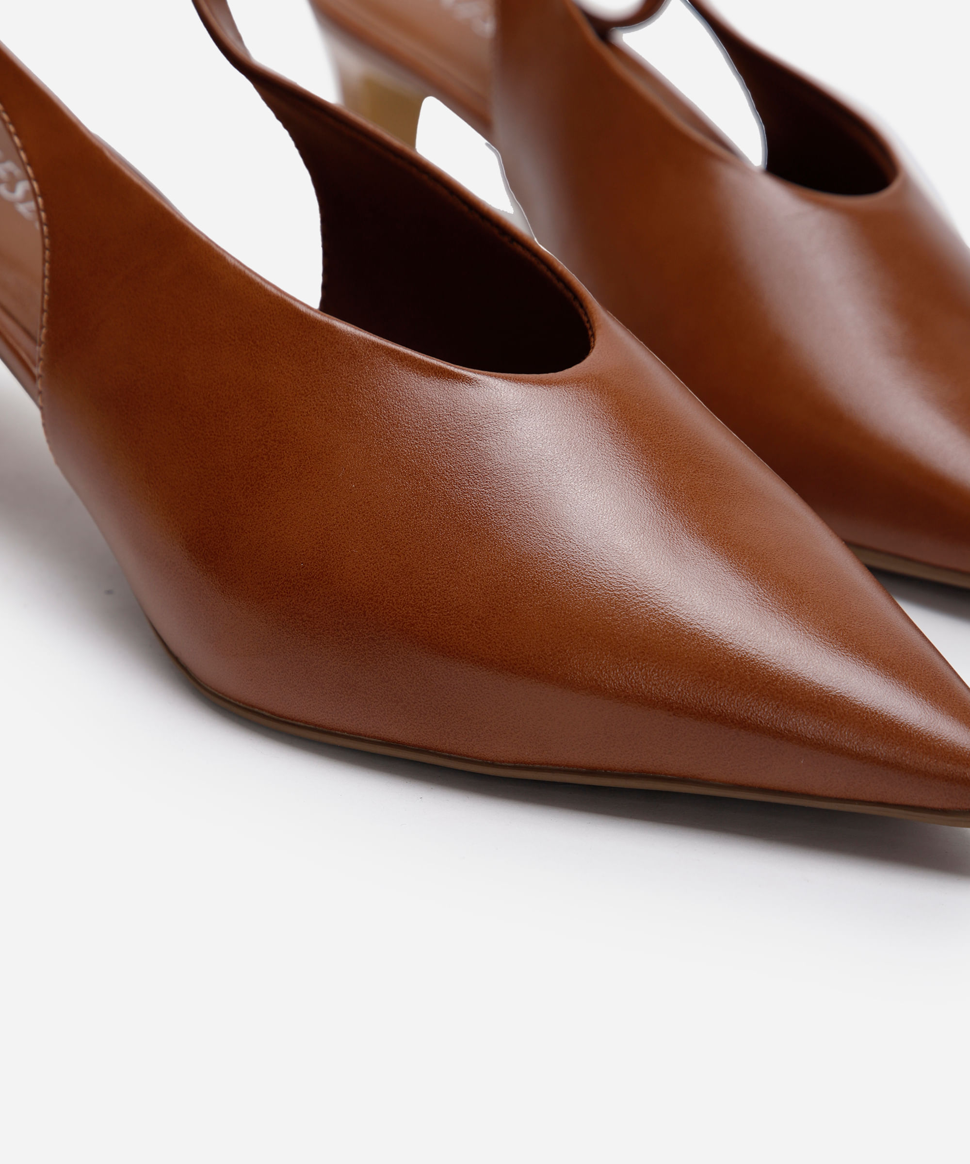 scarpin bico fino salto alto oneself marrom