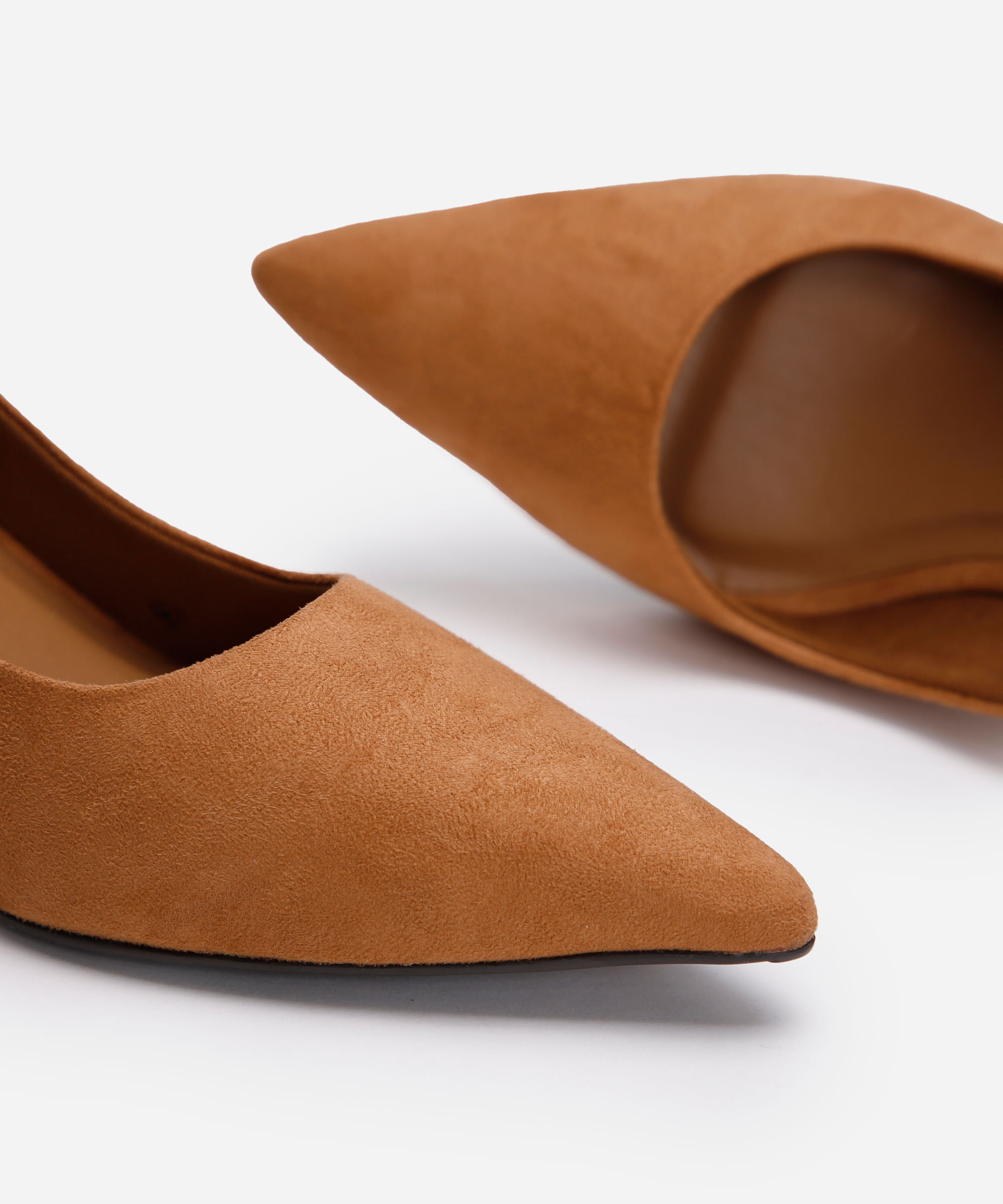 scarpin bico fino salto alto texturizado oneself bege