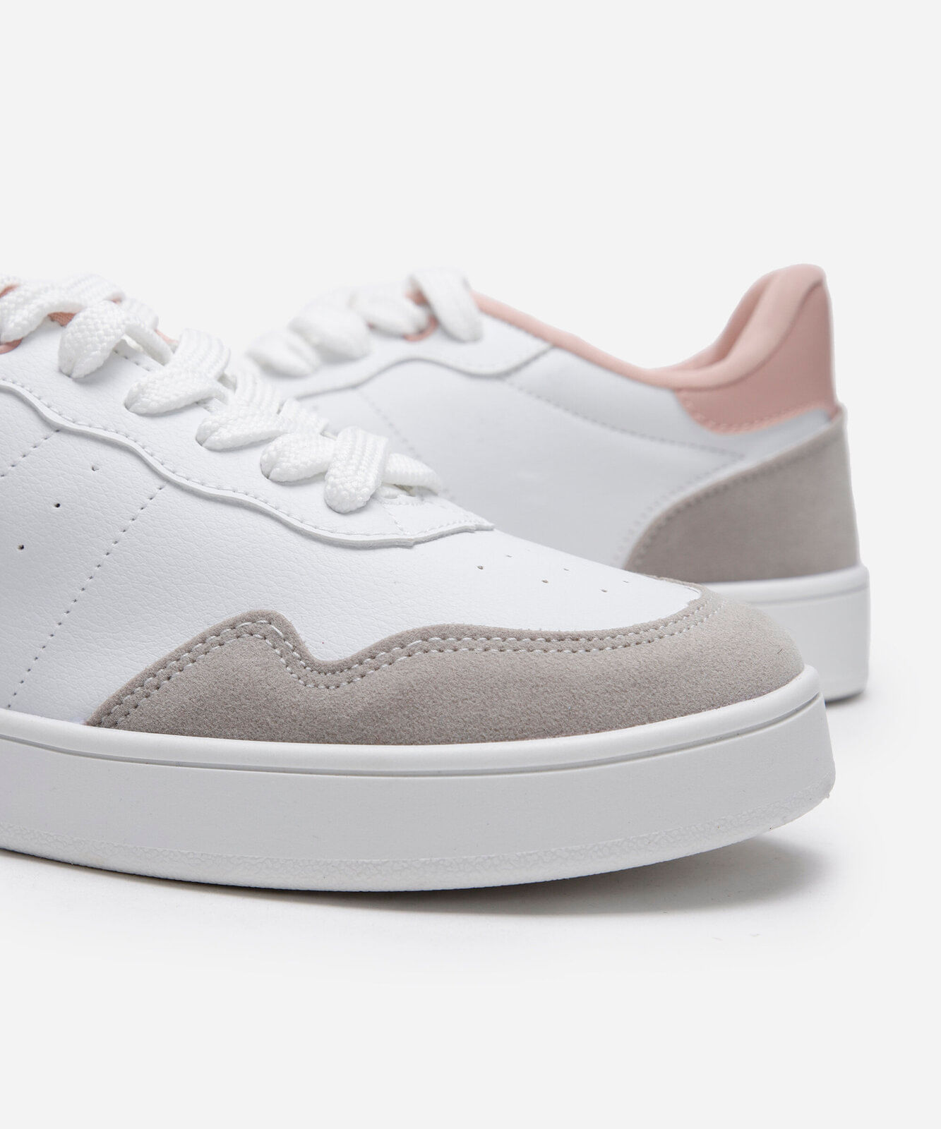 tênis feminino casual com recortes rosa