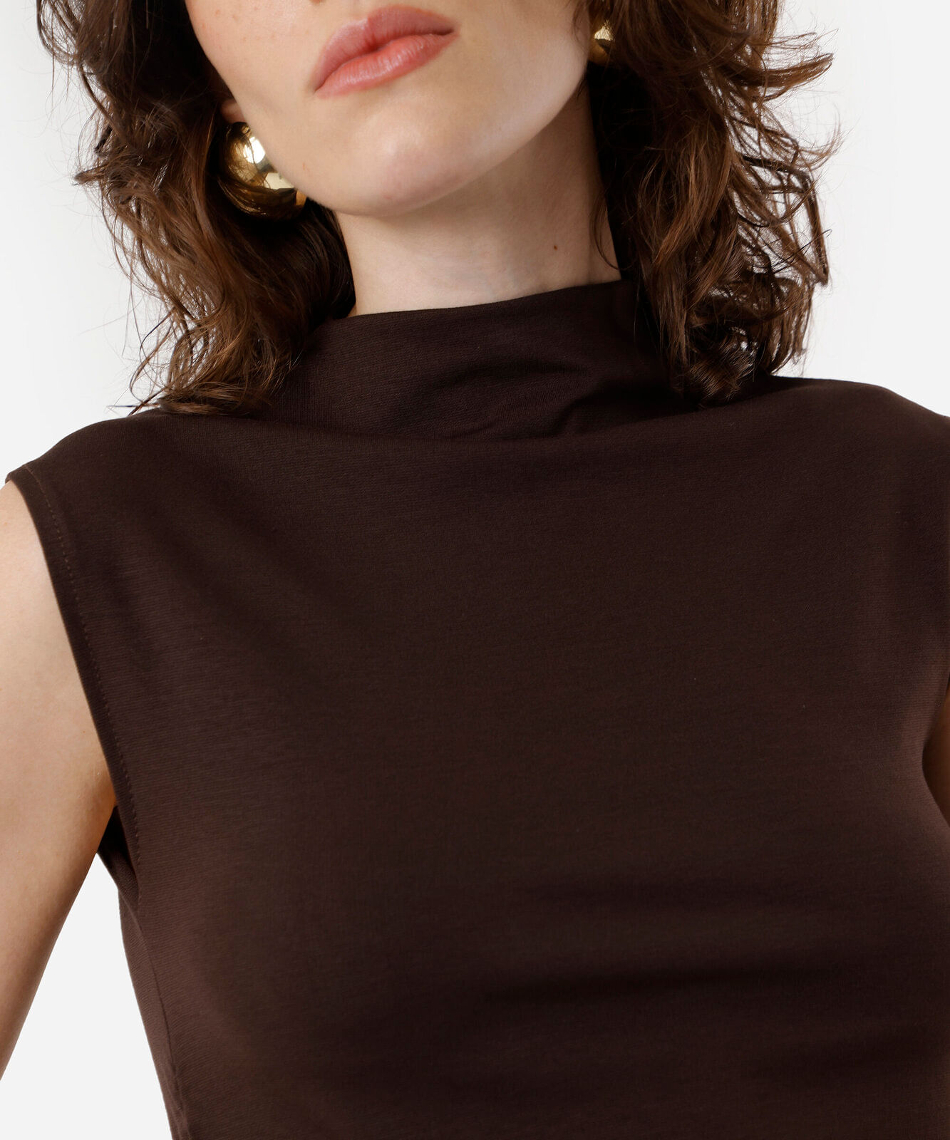 regata feminina de viscose com franzido marrom