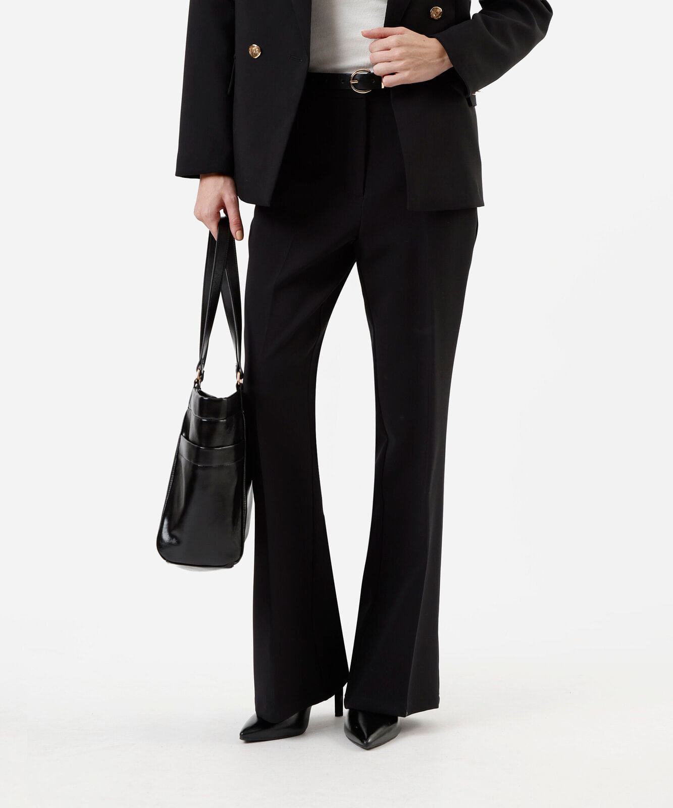 calça flare de alfaiataria feminina com cinto preta