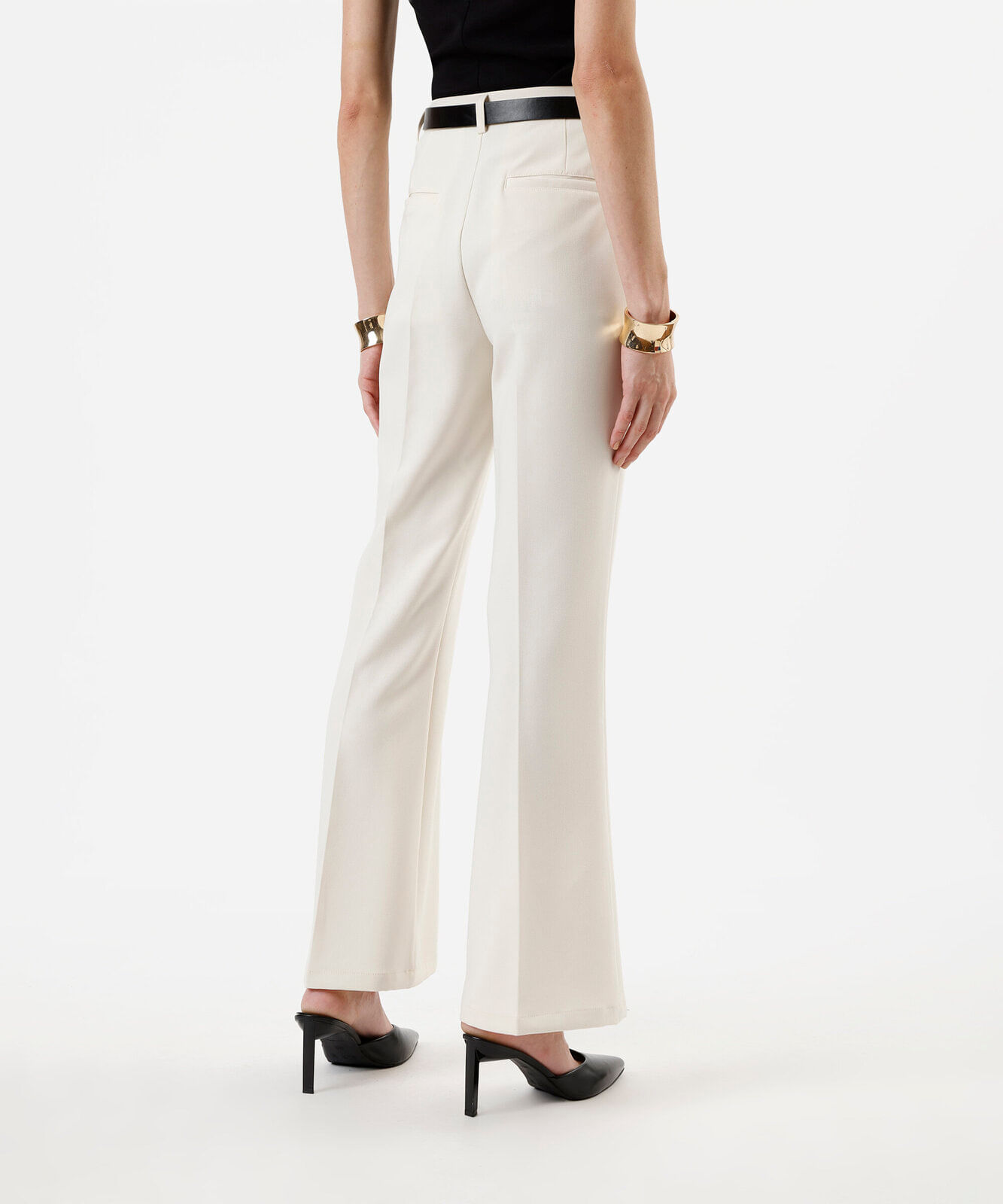 calça flare de alfaiataria feminina com cinto bege