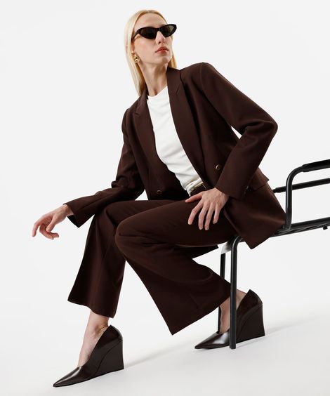 calça flare de alfaiataria feminina com cinto marrom