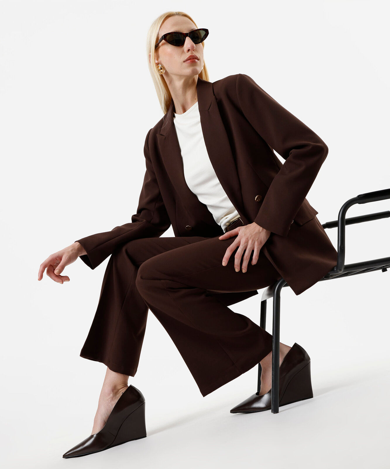 calça flare de alfaiataria feminina com cinto marrom