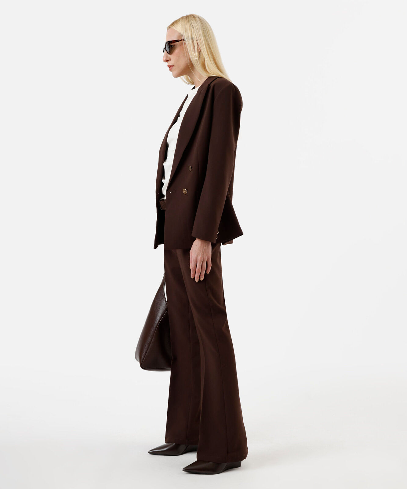 calça flare de alfaiataria feminina com cinto marrom