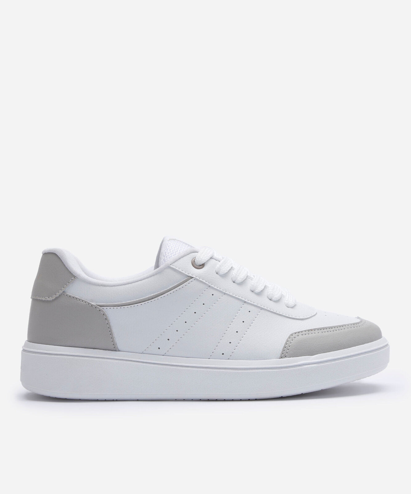 tênis casual com recortes branco