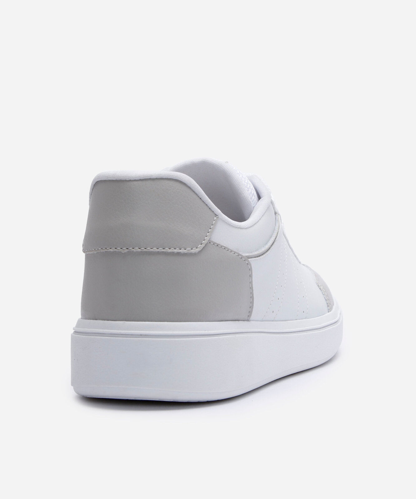 tênis casual com recortes branco