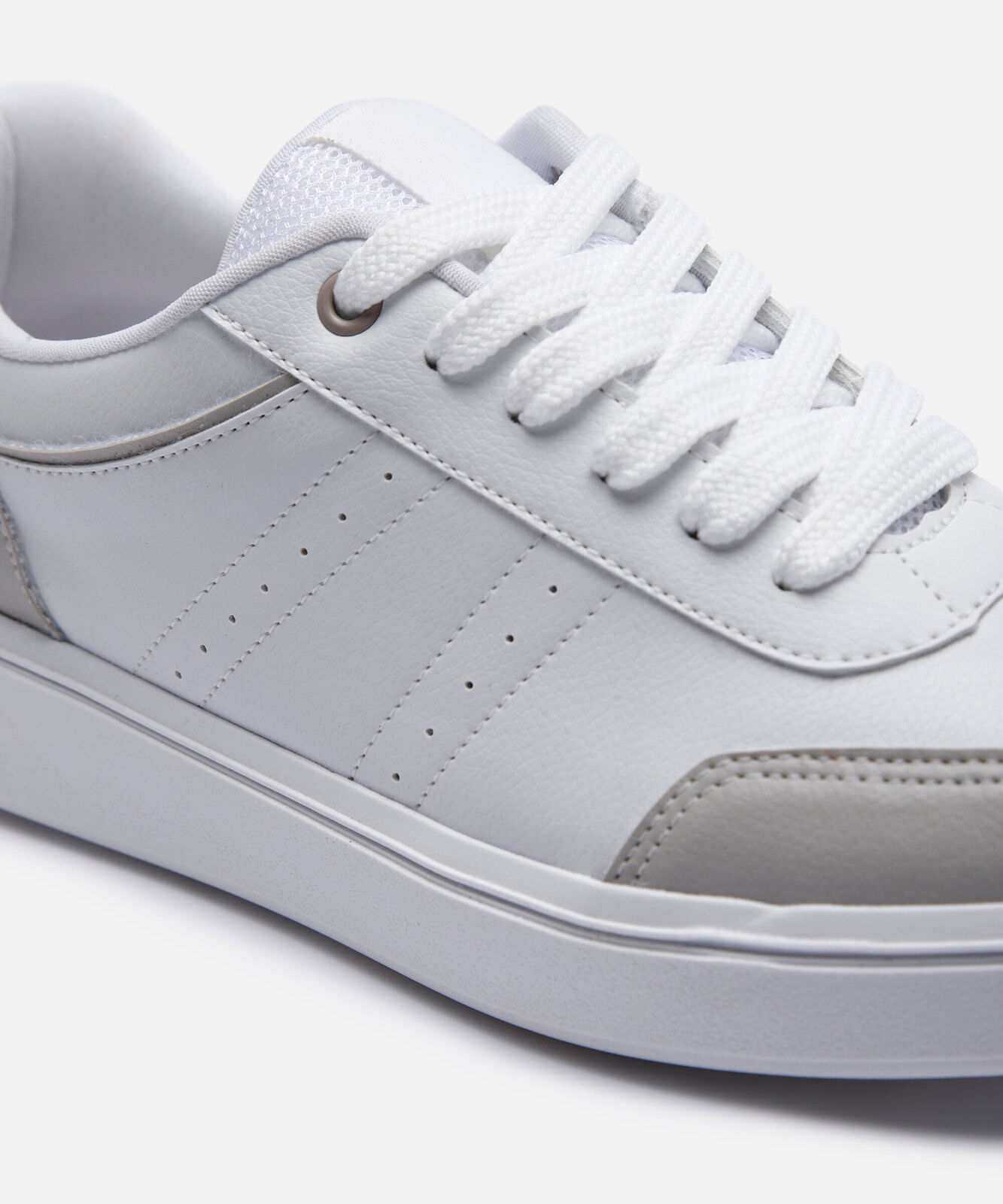 tênis casual com recortes branco