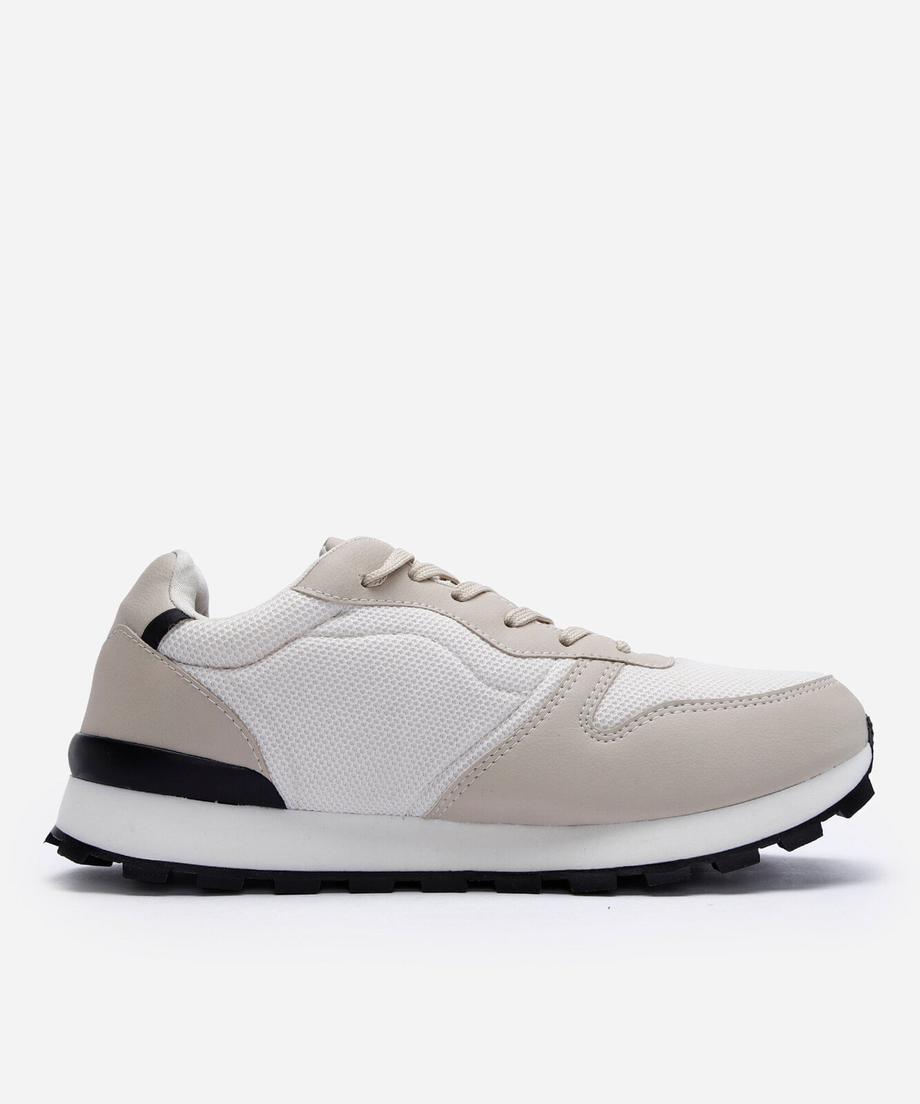 tênis casual com recortes off white