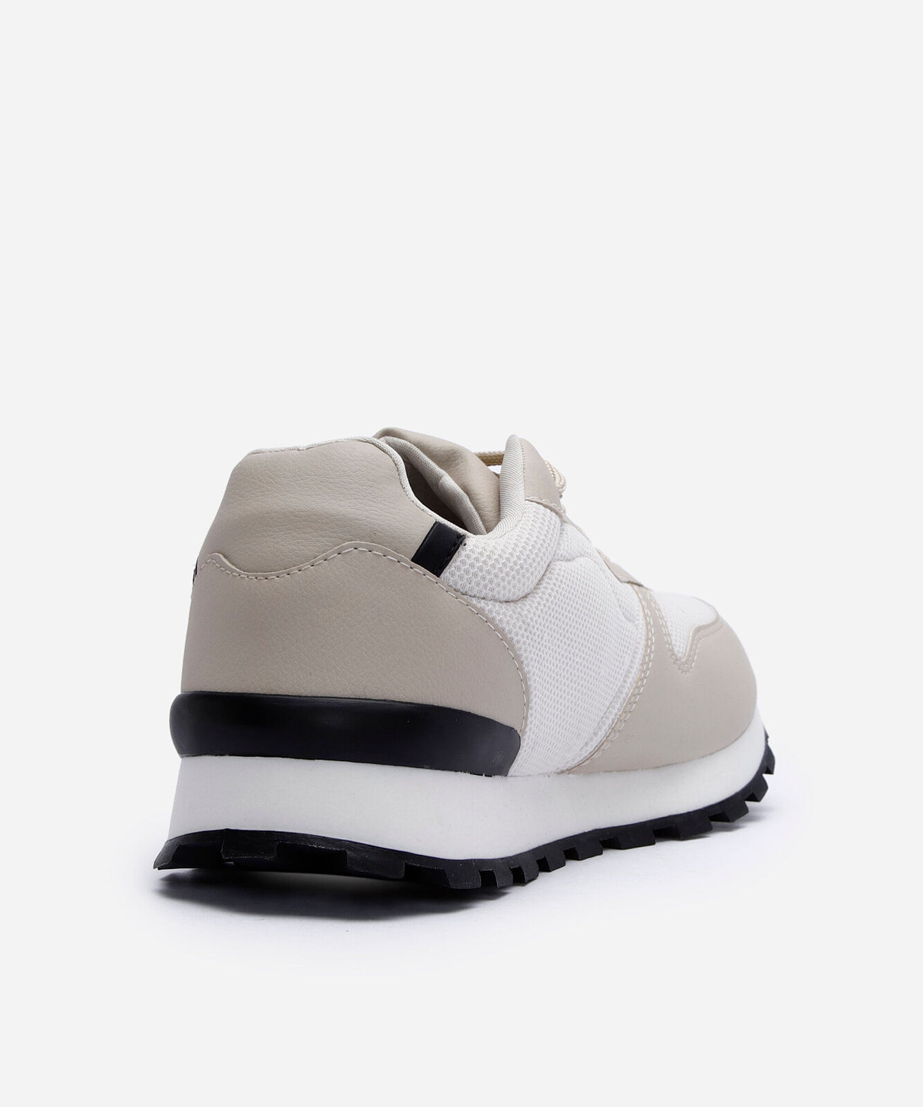 tênis casual com recortes off white