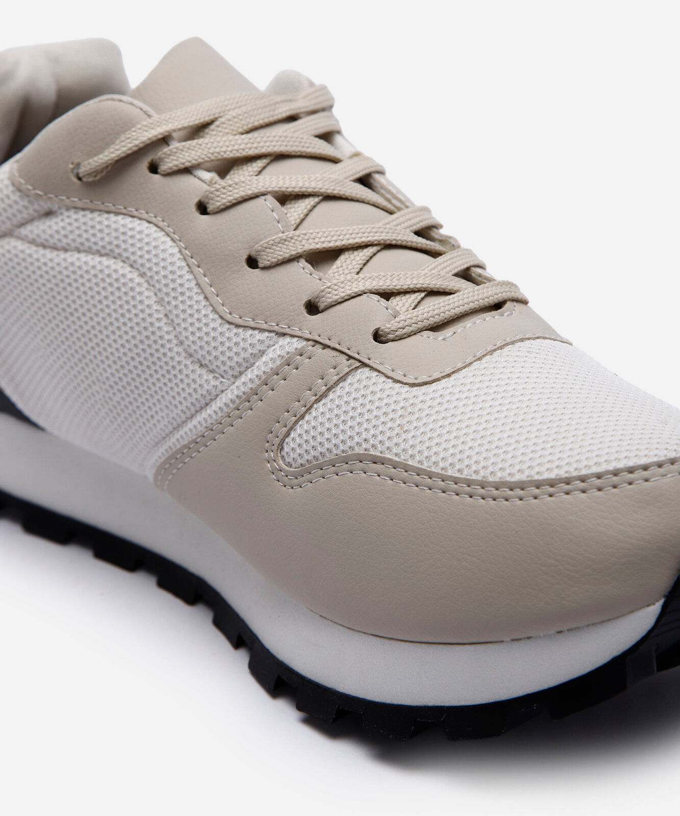 tênis casual com recortes off white