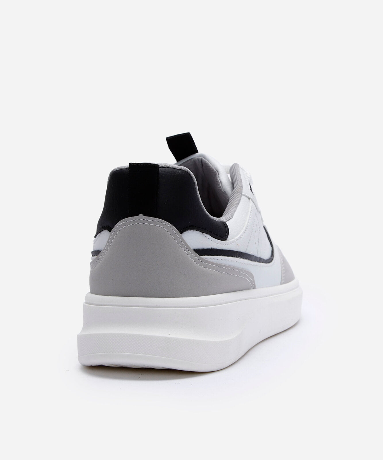 tênis casual com recortes branco