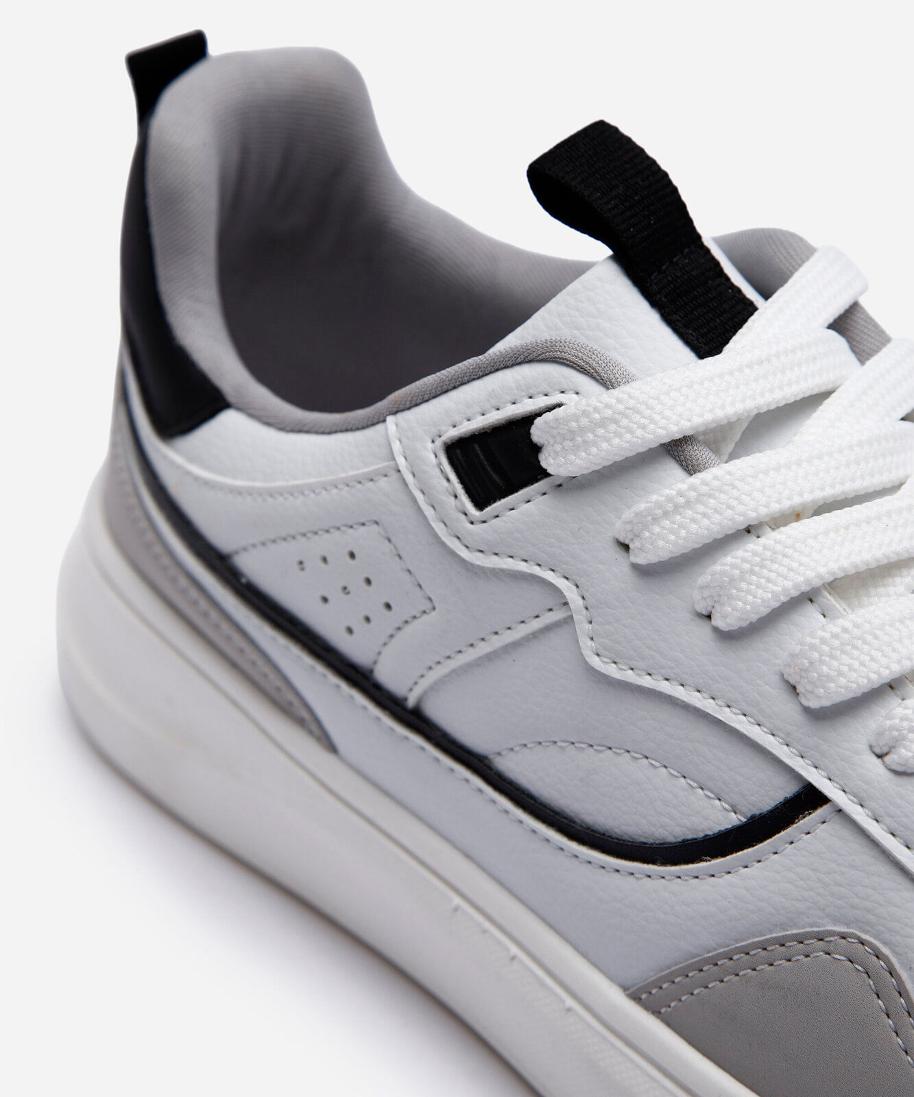 tênis casual com recortes branco