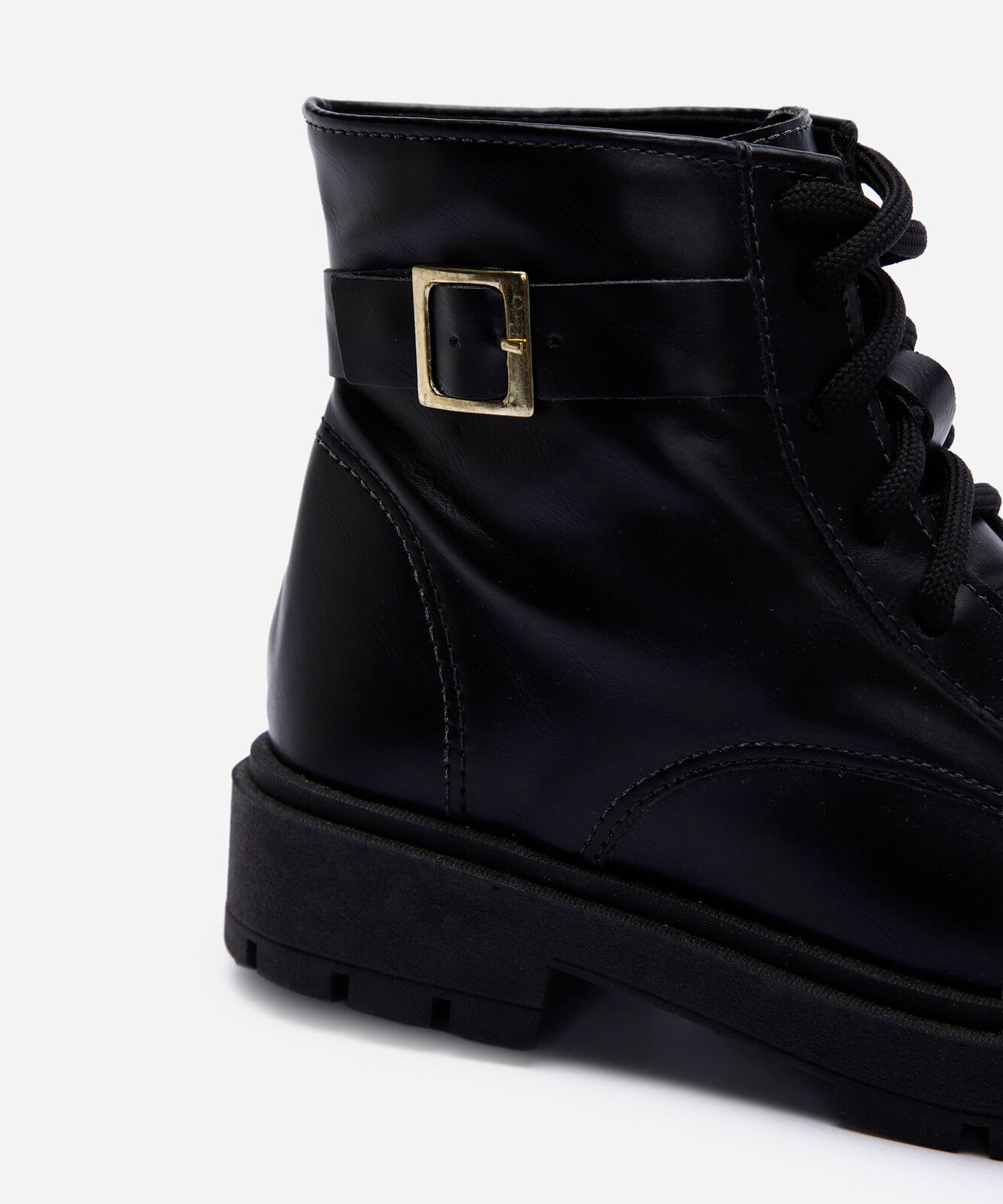 bota cano curto com fivela tratorada preta