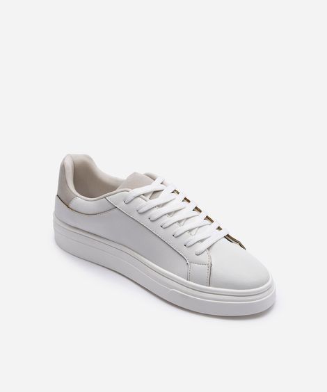 tênis casual com recorte branco