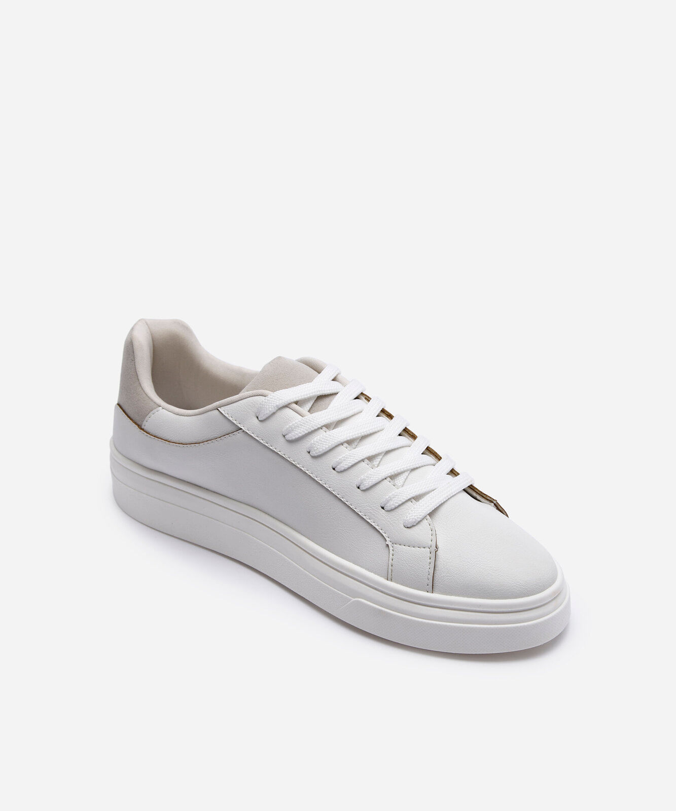 tênis casual com recorte branco
