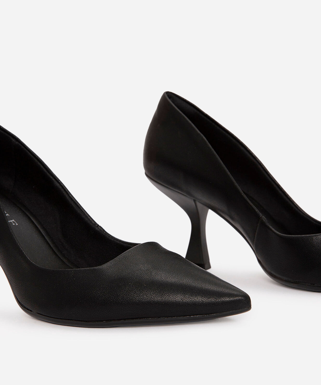 scarpin bico fino salto médio oneself preto