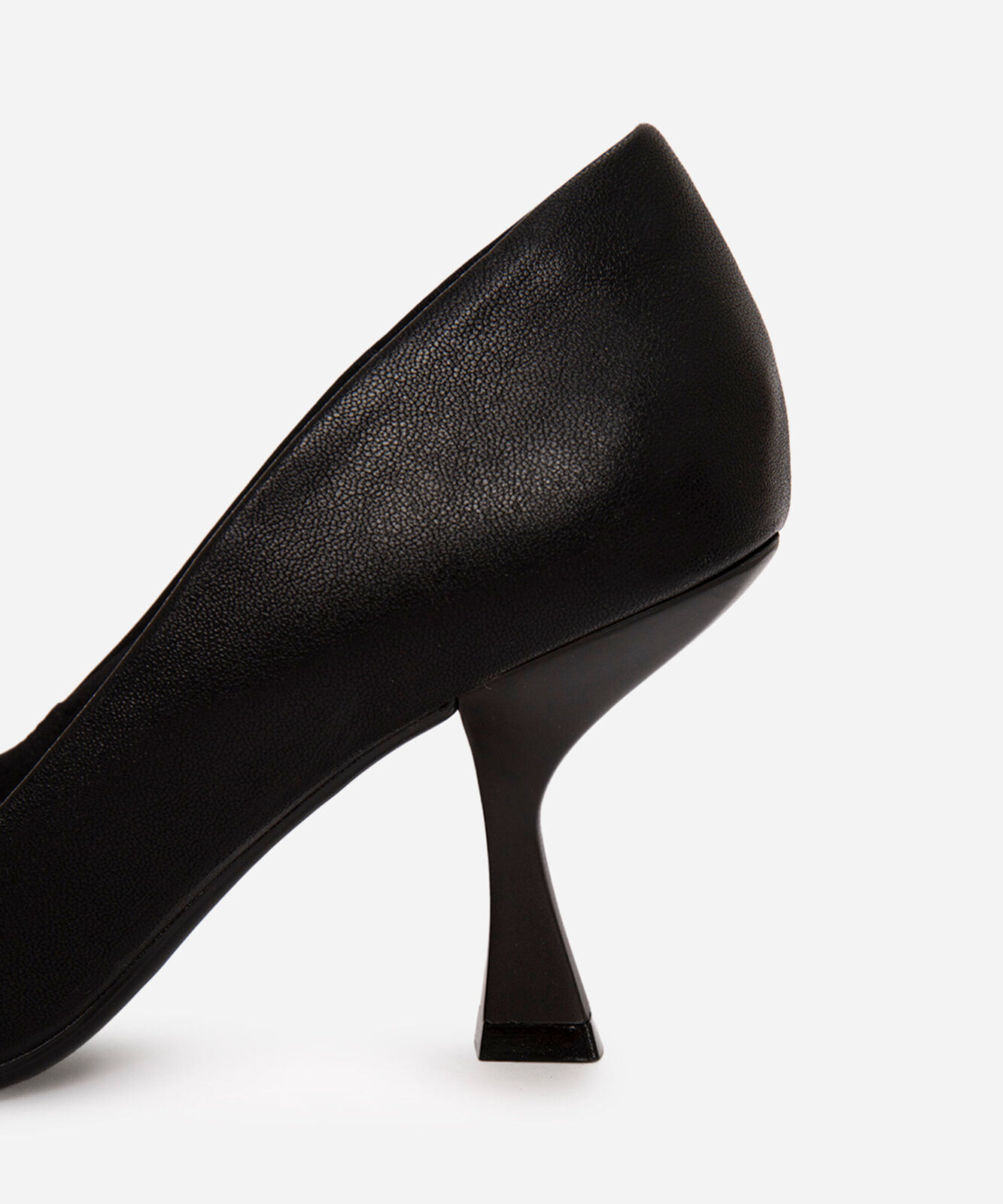scarpin bico fino salto médio oneself preto