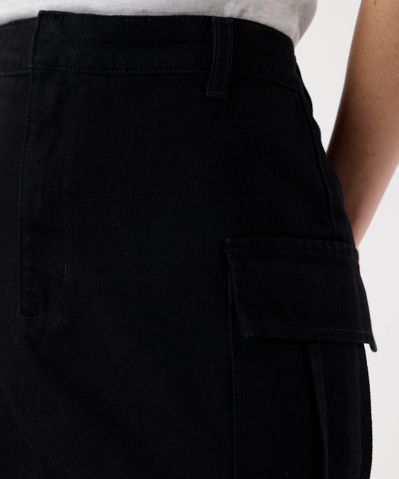 short saia cargo feminino de sarja preto