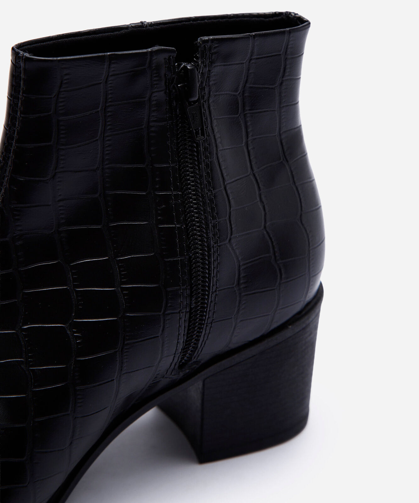 bota western cano curto bico fino croco preta