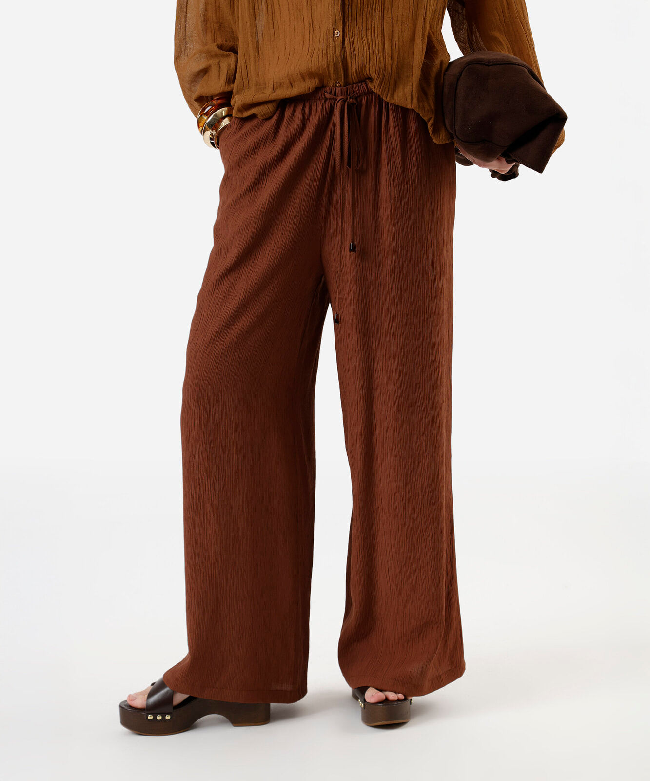 calça estilo pijama feminina com viscose texturizada marrom