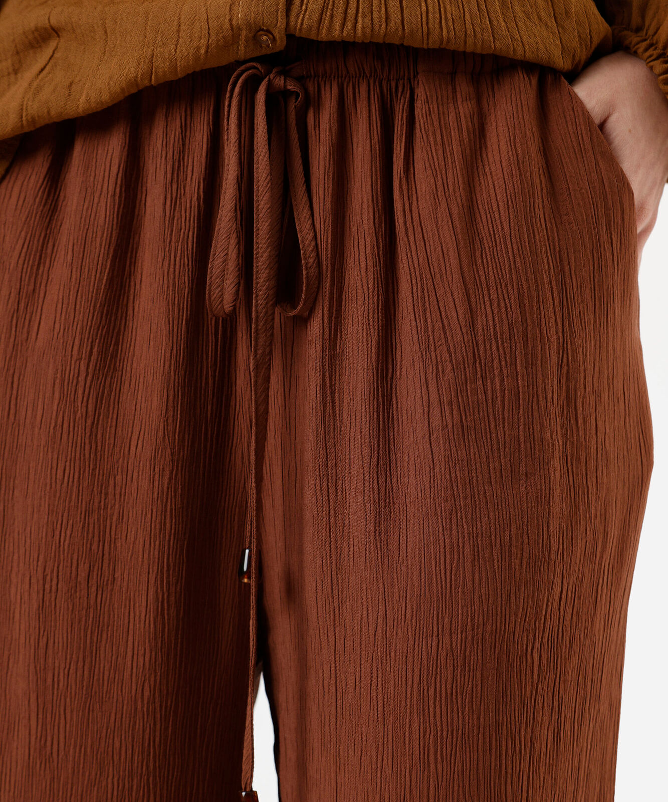 calça estilo pijama feminina com viscose texturizada marrom
