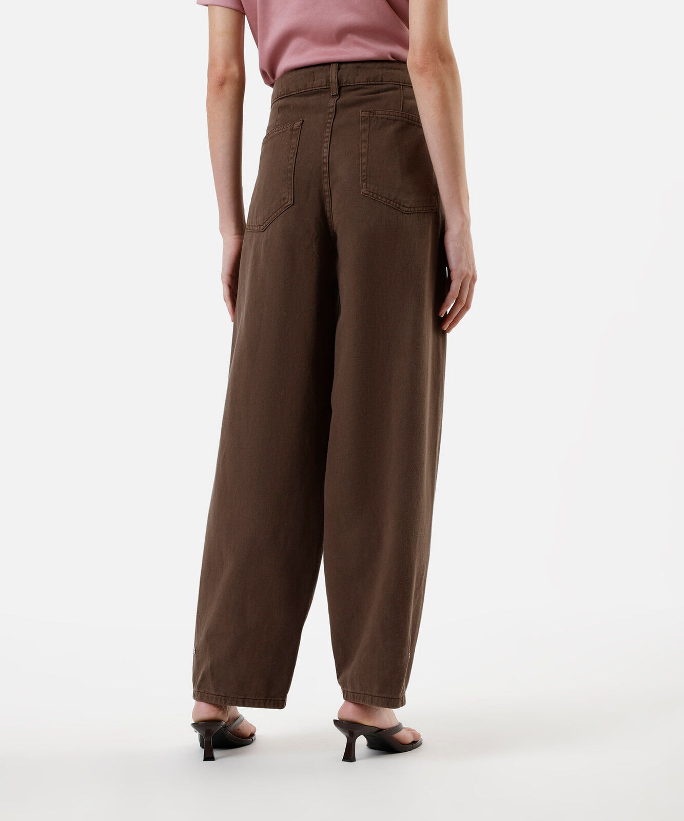 calça baggy feminina de sarja com barra ajustável marrom