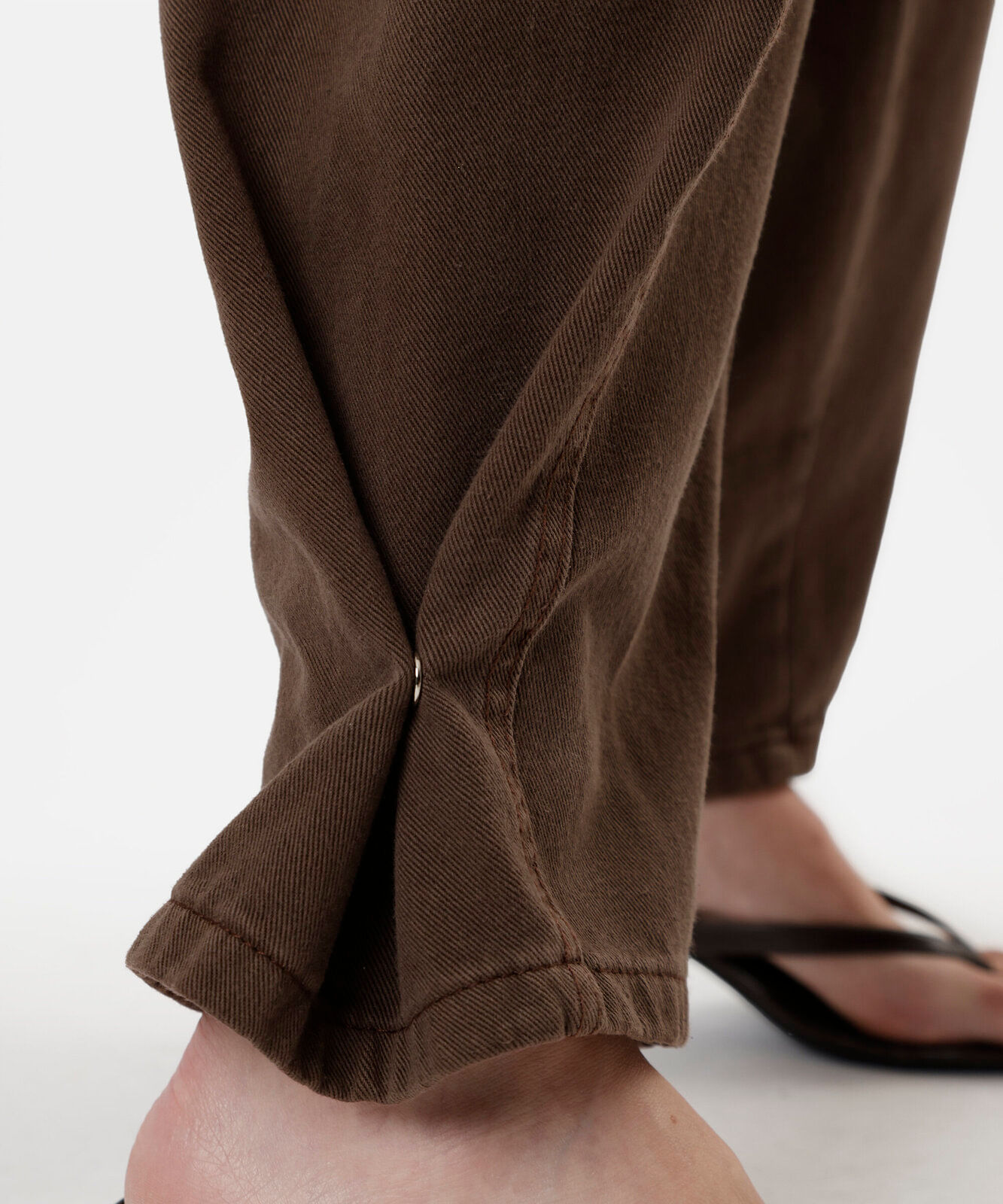 calça baggy feminina de sarja com barra ajustável marrom